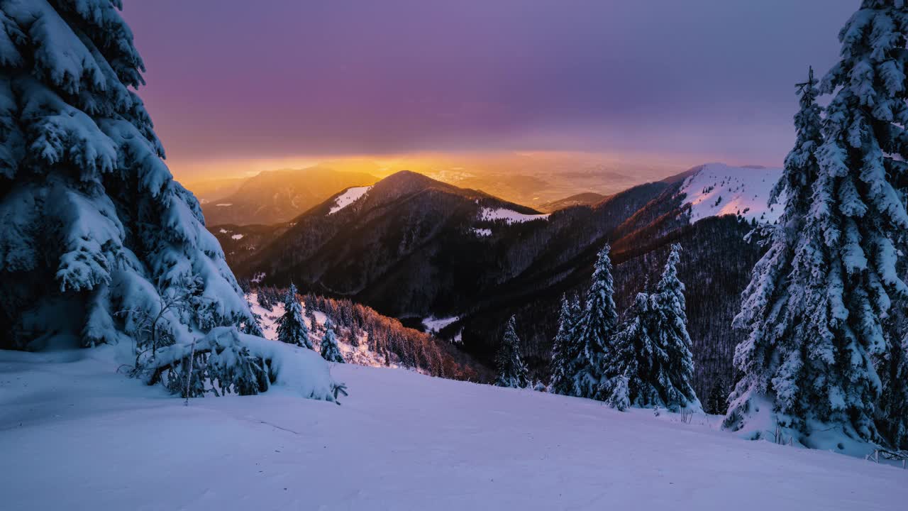 彩云快速移动在冰冻的冬天，阿尔卑斯山，高山，雪山森林，自然在金色的日出时间流逝视频素材