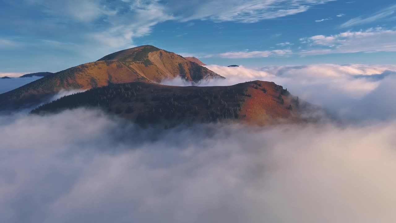 美丽的雾山景色，高空飞行在秋天的雾自然景观视频素材