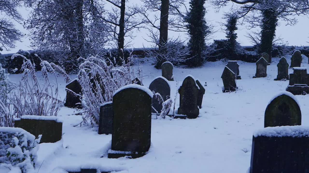 教堂墓地在冬天下雪视频素材