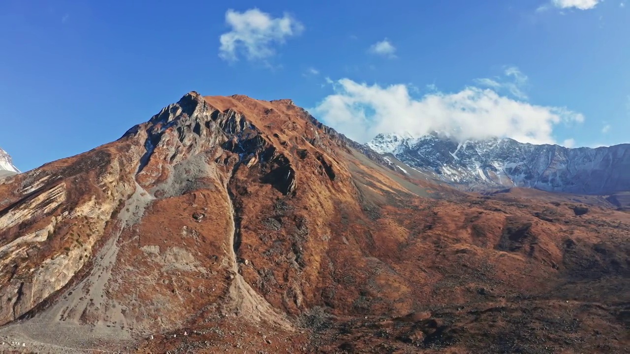 尼泊尔野马区引人注目的山区地形视频素材