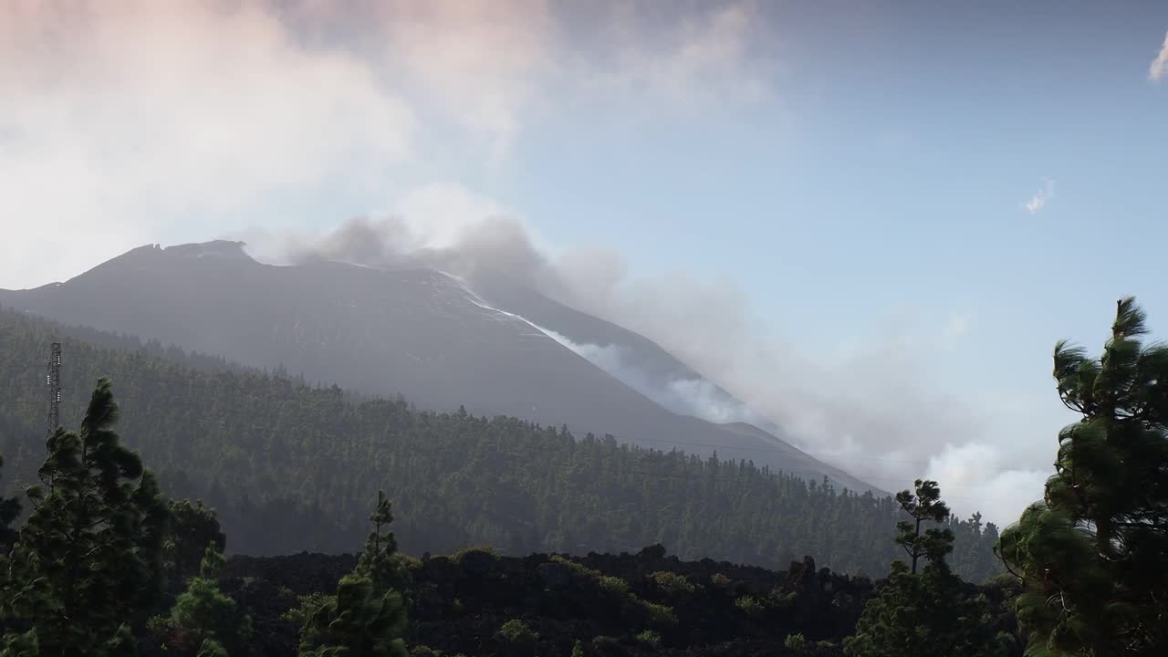 火山喷发。俯瞰康伯维哈火山，浓烟和熔岩柱从主锥中喷出。视频素材