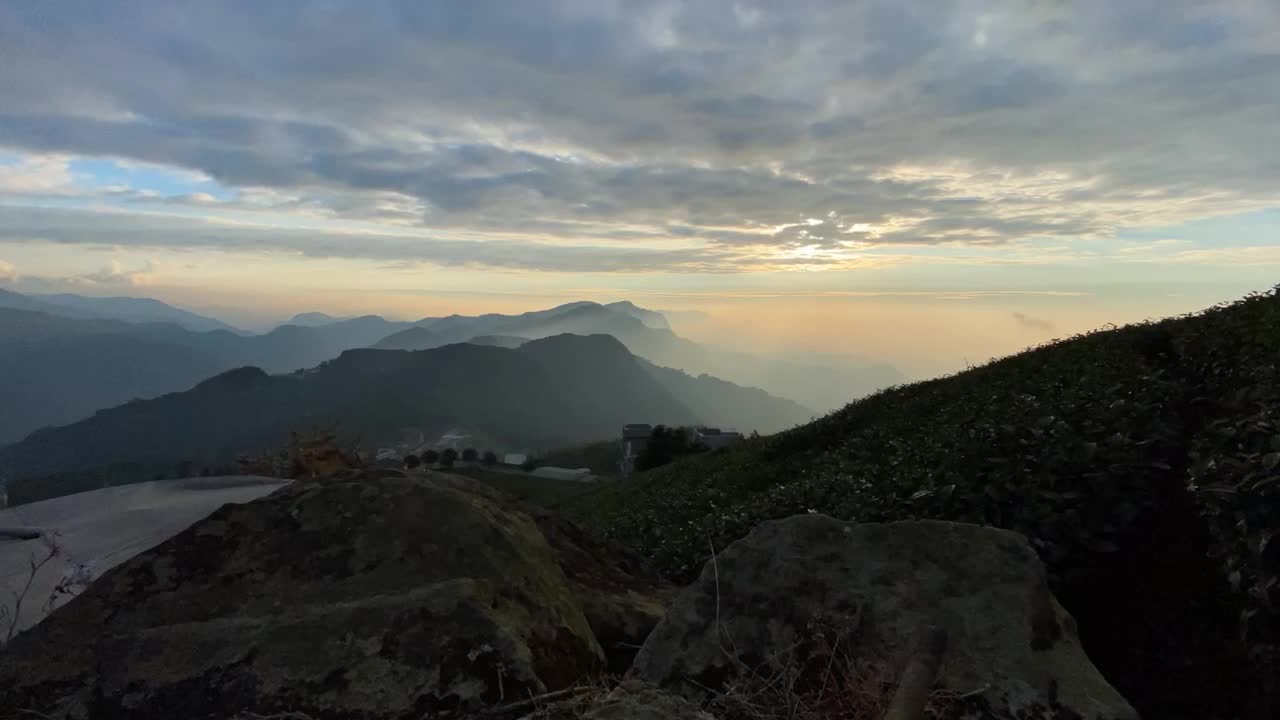 山上的夕阳和红云视频下载