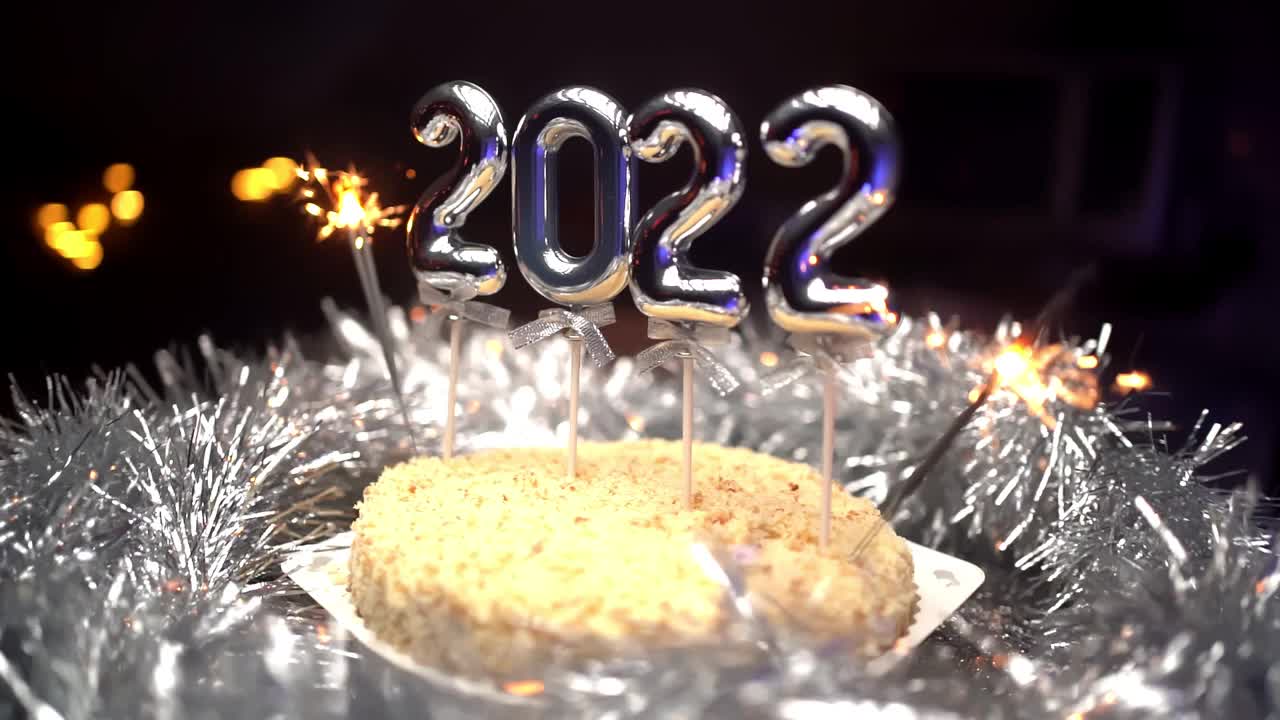 庆祝2022年新年。相机在圣诞蛋糕周围平稳旋转。视频素材