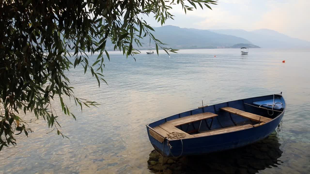 空木船漂浮在水面上视频素材