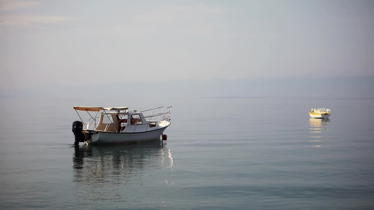 空木船漂浮在水面上视频素材