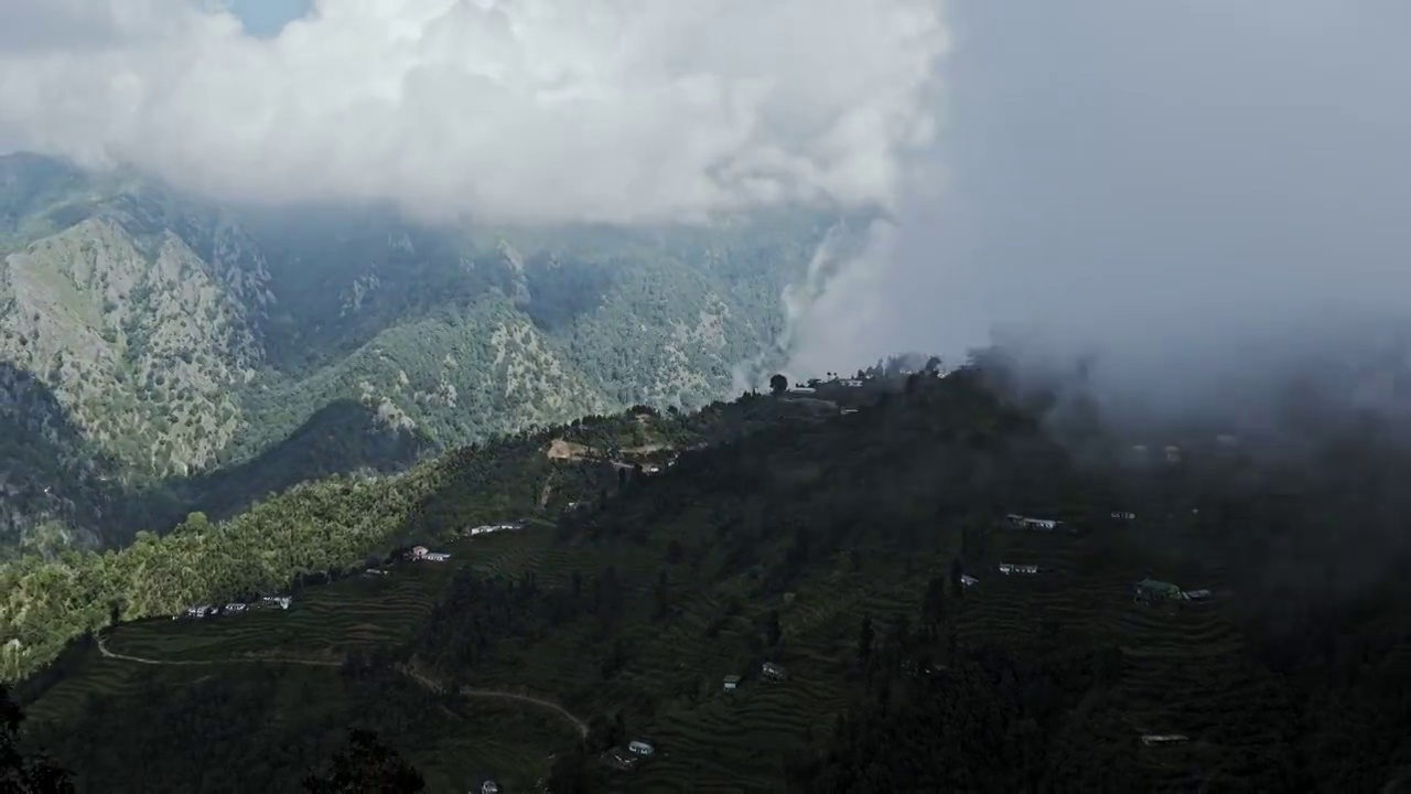 在一个雾蒙蒙的日子里，一幅美丽的雾霾和多云天气在小山村里的延时拍摄。视频素材