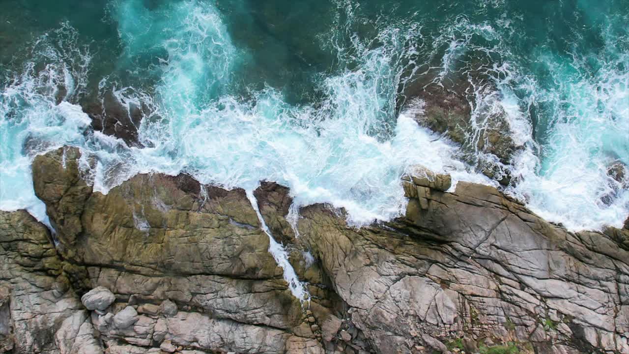 泰国普吉岛，用俯视图俯瞰海岸线和大海，复制空间视频素材