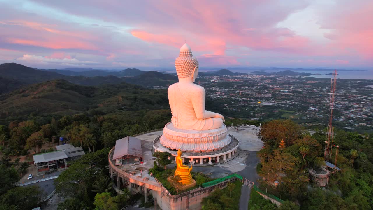 空中无人机观看夕阳风景天空与彩云在普吉岛的黄昏大佛。另一个吸引游客参观的诱因。4k视频旅游和崇拜的概念视频素材