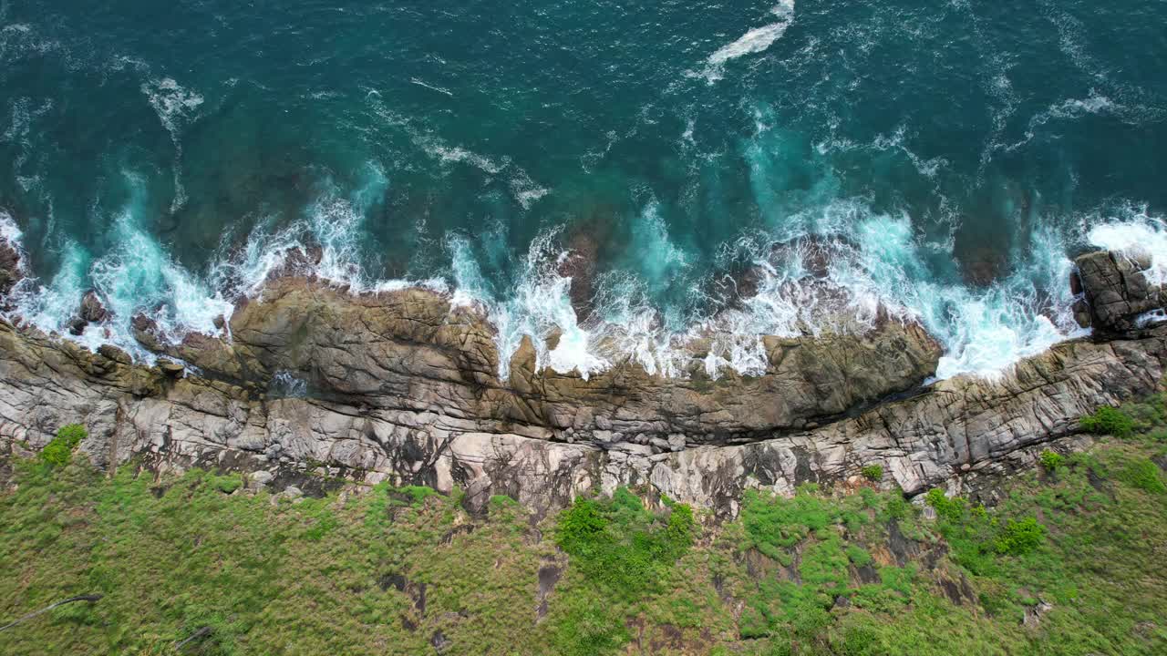 泰国普吉岛，用俯视图俯瞰海岸线和大海，复制空间视频素材