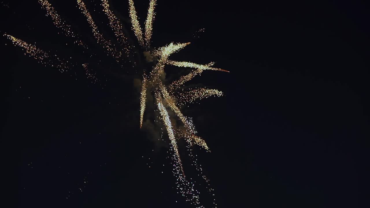 节日烟花，夜空。庆祝新年、圣诞节或其他节日视频素材