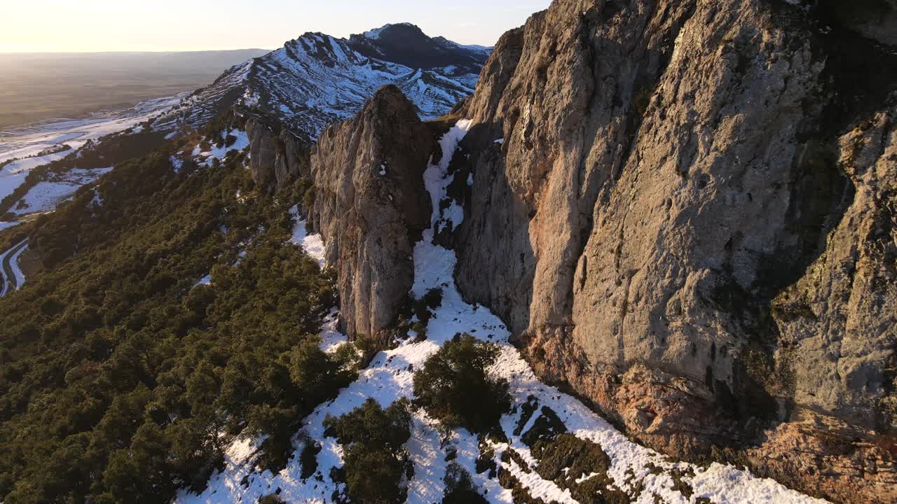 飞过美丽的雪山。高质量4k镜头视频素材