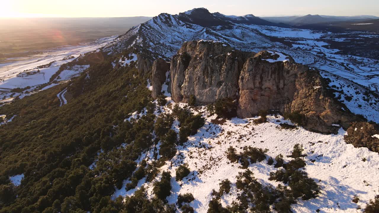 飞过美丽的雪山。高质量4k镜头视频素材