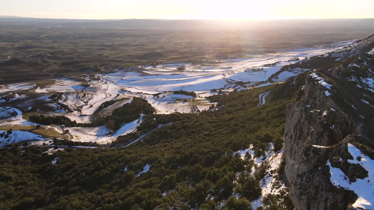 飞过美丽的雪山。高质量4k镜头视频素材