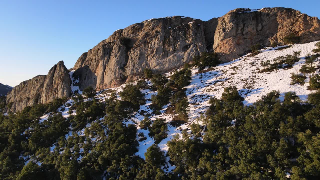 飞过美丽的雪山。高质量4k镜头视频素材