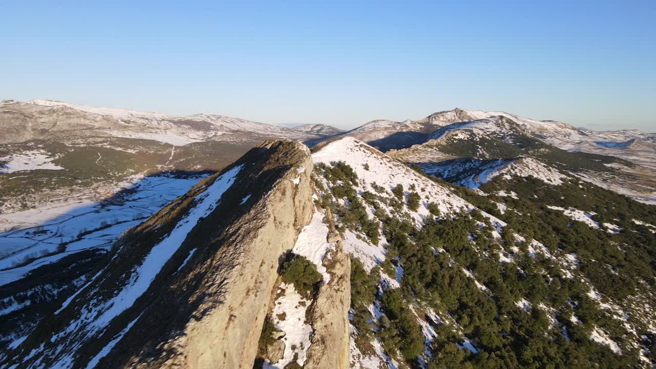 飞过美丽的雪山。高质量4k镜头视频素材