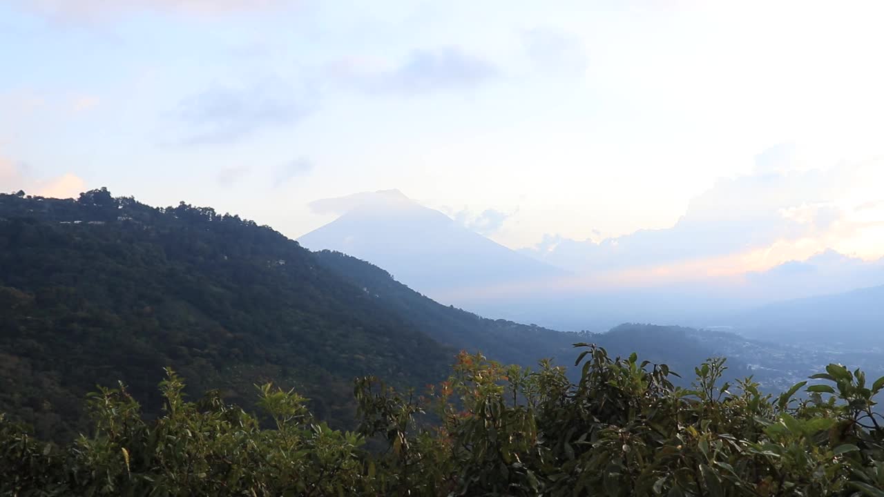 危地马拉山脉上五彩缤纷的夕阳，可持续的旅游理念视频素材