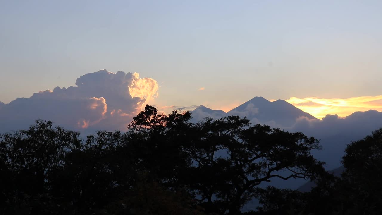 危地马拉的日落在山峦上，背景是火山视频素材