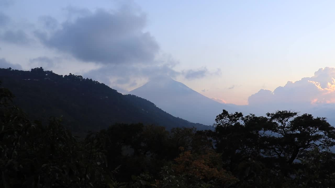 危地马拉的火山视频素材