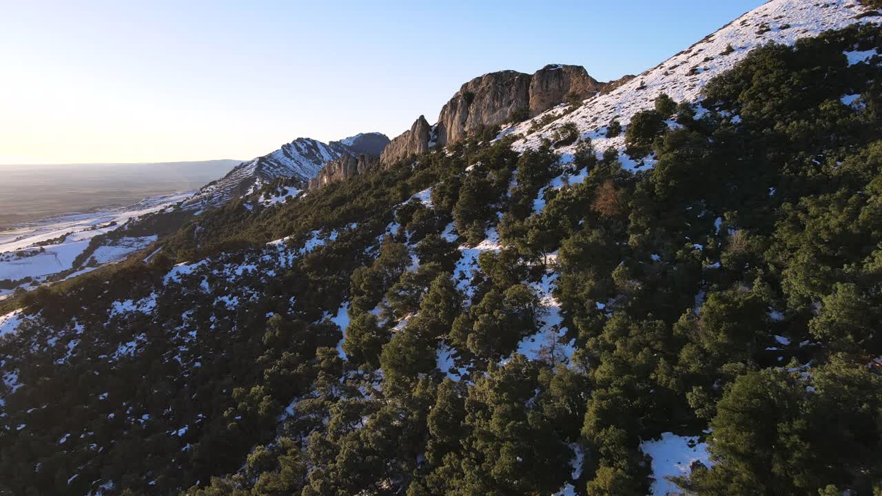 飞过美丽的雪山。高质量4k镜头视频素材