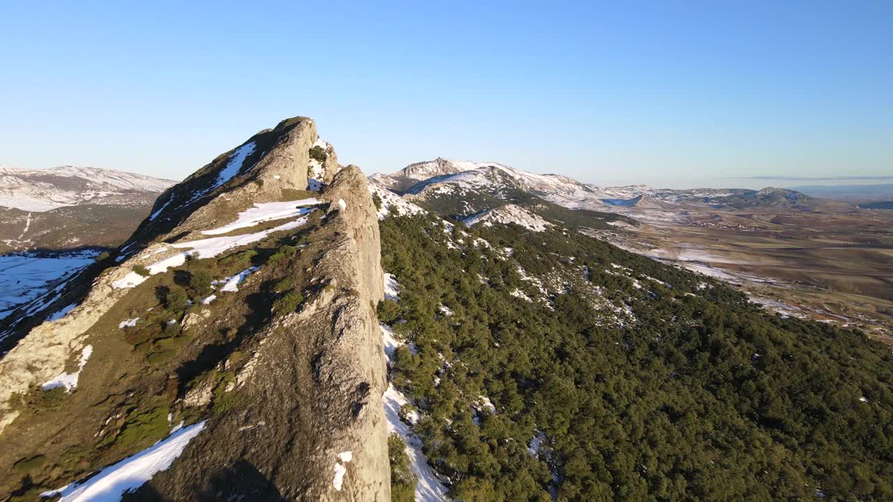 飞过美丽的雪山。高质量4k镜头视频素材