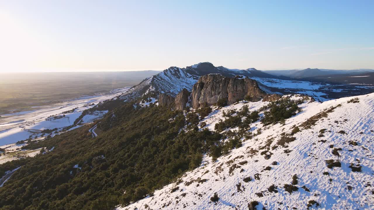 飞过美丽的雪山。高质量4k镜头视频素材