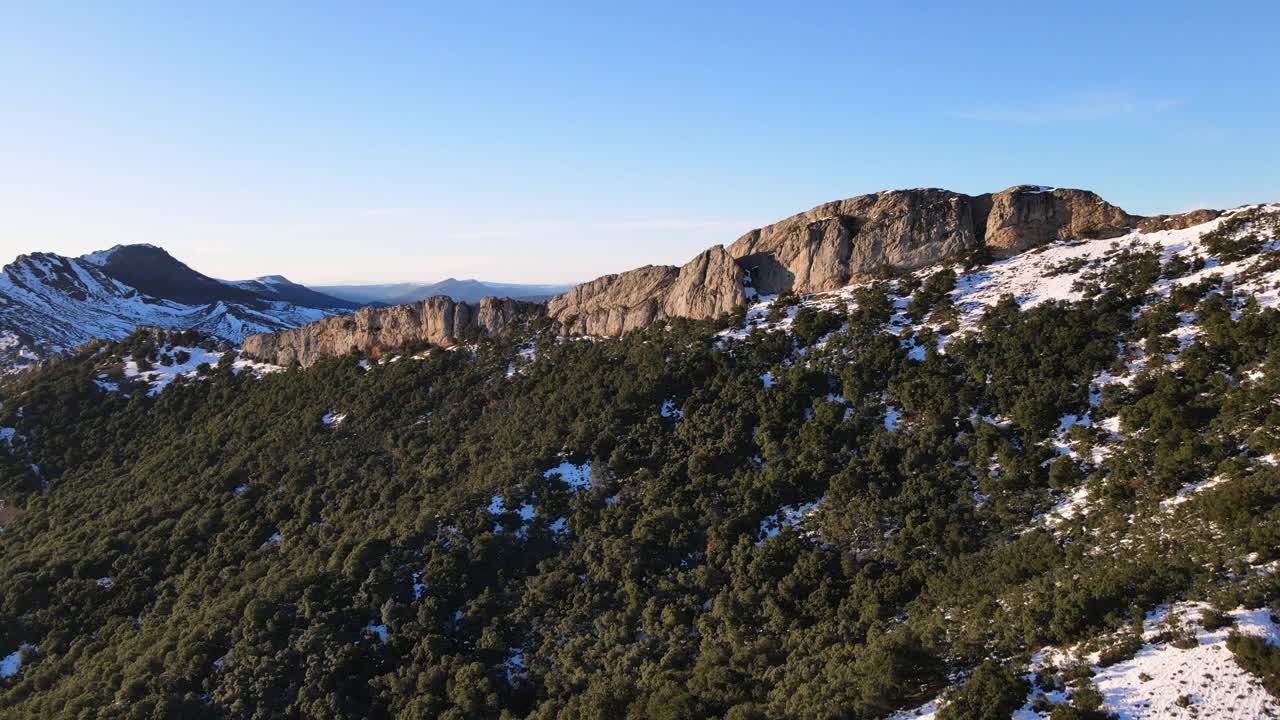 飞过美丽的雪山。高质量4k镜头视频素材