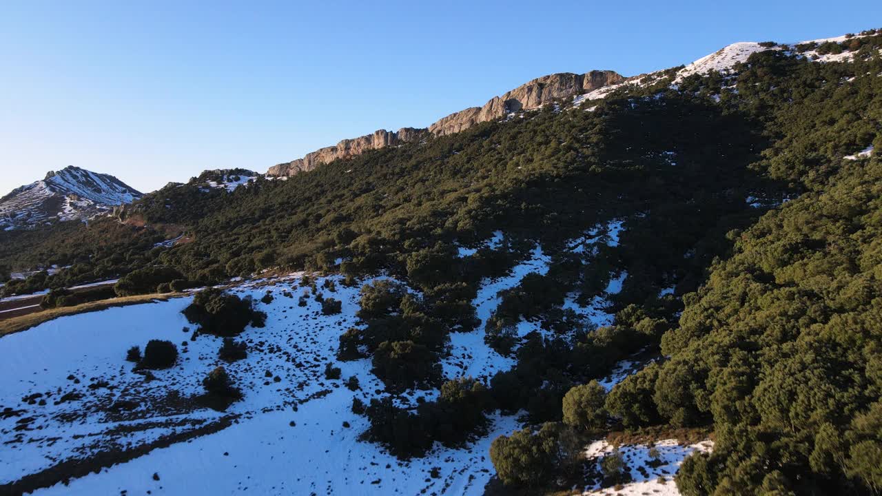 飞过美丽的雪山。高质量4k镜头视频素材