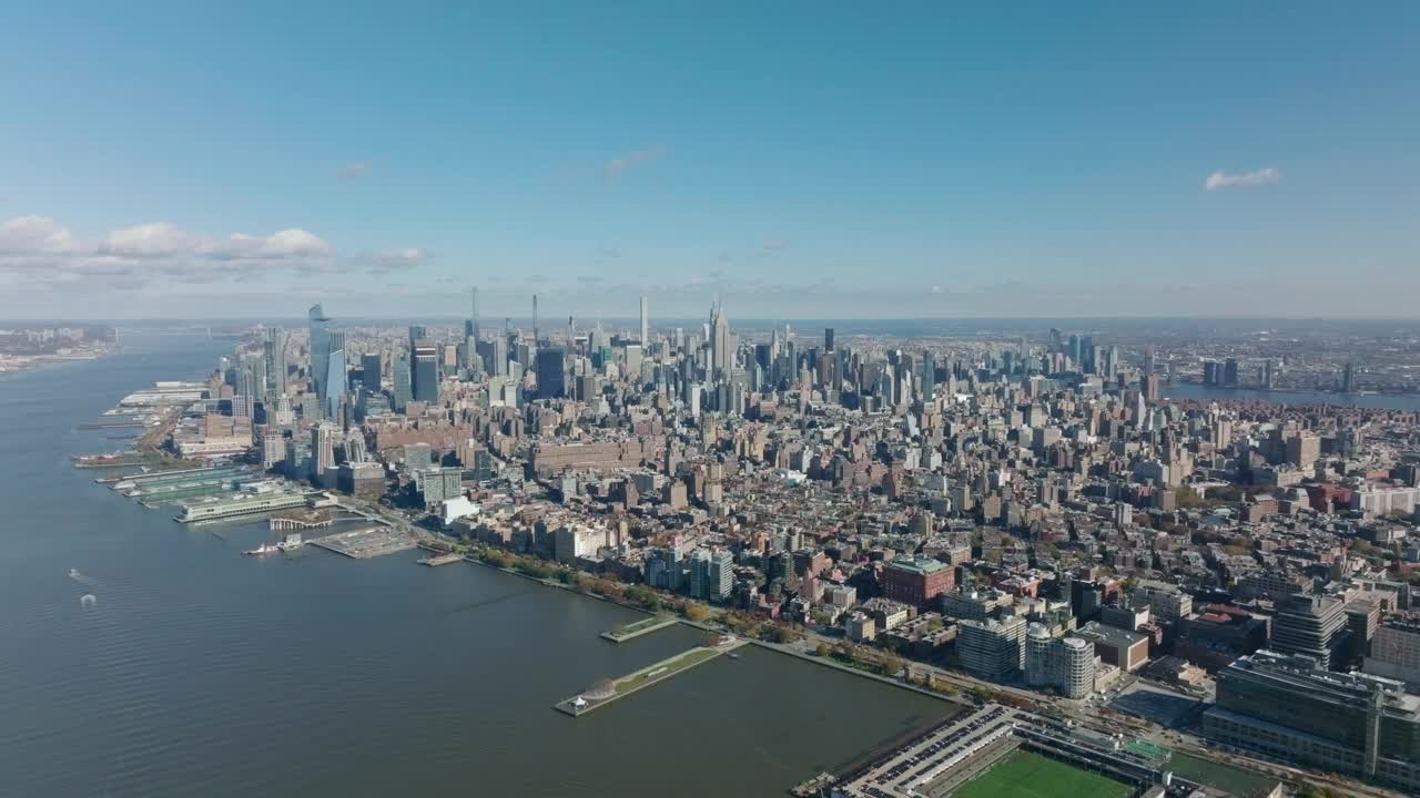 大城市的各种建筑的空中全景镜头。居民区的多层房屋和市中心的商业摩天大楼。曼哈顿，美国纽约市视频素材