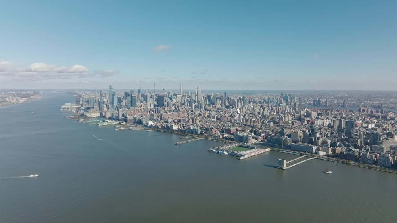 哈德逊河滨水区和高耸的商业摩天大楼的惊人的空中全景镜头。市中心的高层建筑。曼哈顿，美国纽约市视频素材