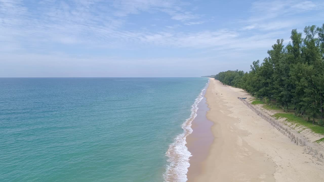 热带海与蓝绿色的海水和海浪撞击在沙滩上鸟瞰图海天堂岛从上到下的观点视频素材