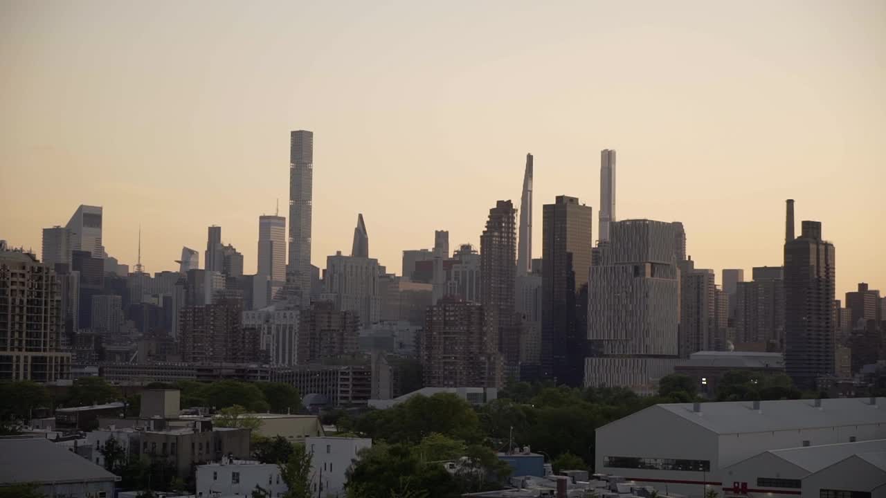 城市的夕阳，高楼大厦的剪影。纽约曼哈顿的城市景观视频素材