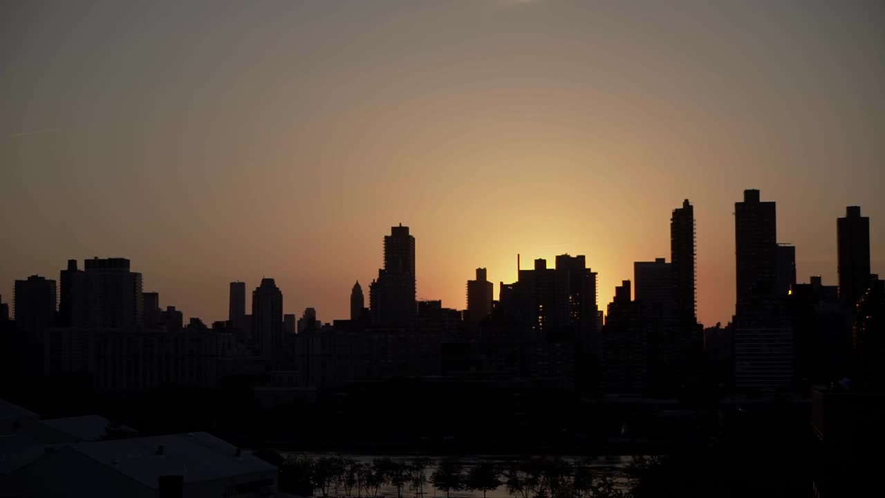 城市的夕阳，高楼大厦的剪影。纽约曼哈顿的城市景观视频素材