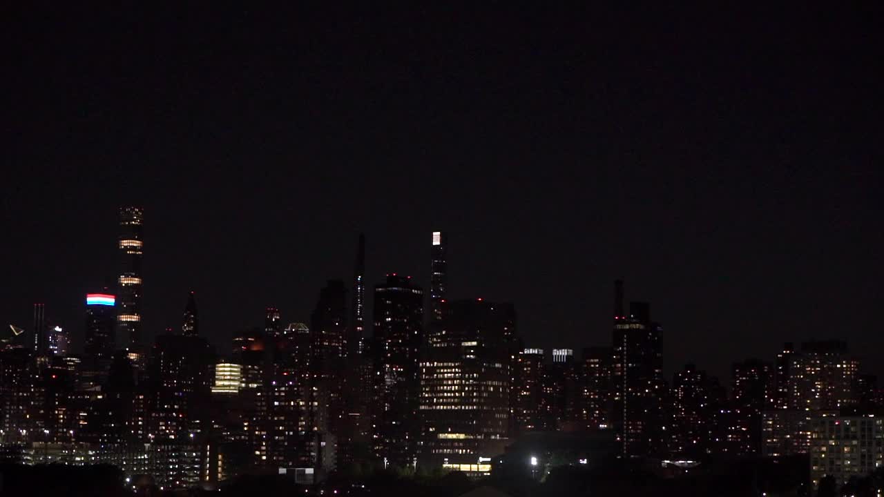 夜晚的城市，高楼大厦的剪影。纽约曼哈顿的城市景观视频素材