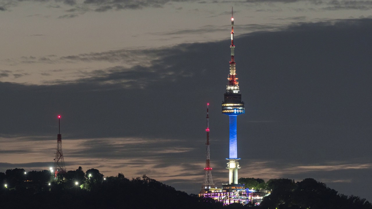 韩国首尔，南山的N首尔塔上移动的云朵夜景视频素材