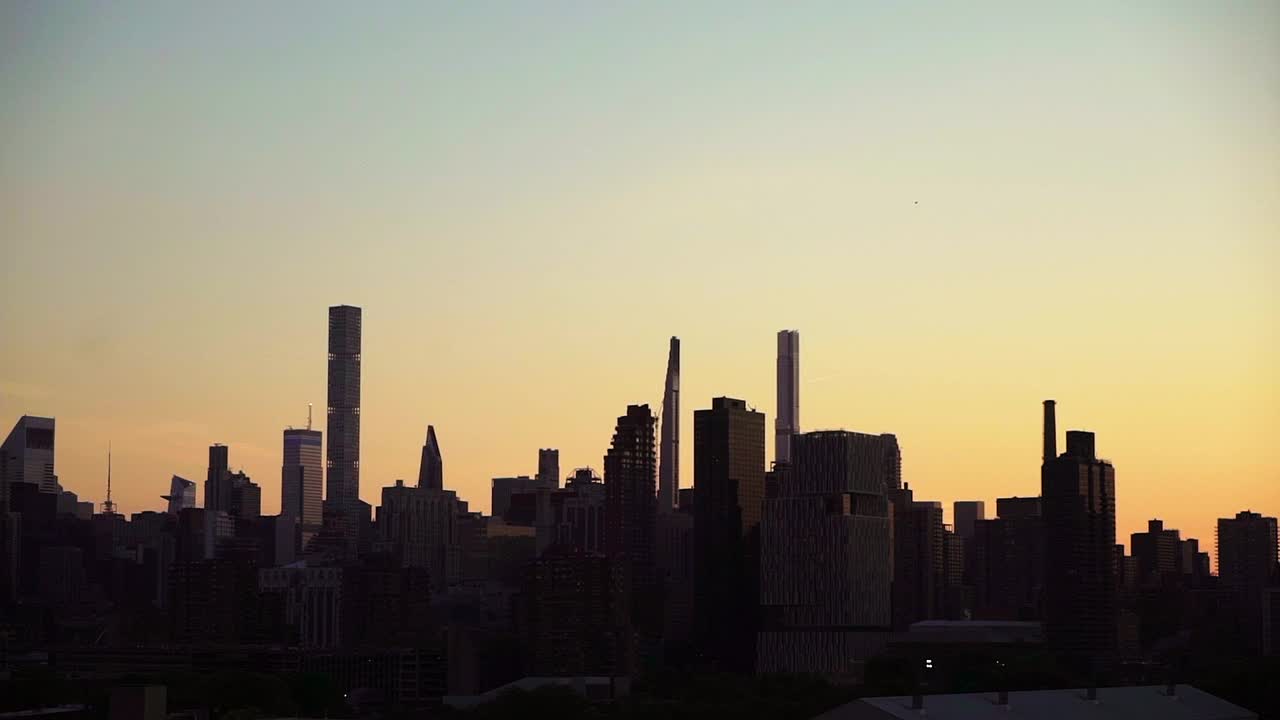 城市的夕阳，高楼大厦的剪影。纽约曼哈顿的城市景观视频素材