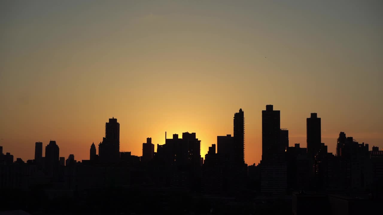 城市的夕阳，高楼大厦的剪影。纽约曼哈顿的城市景观视频素材