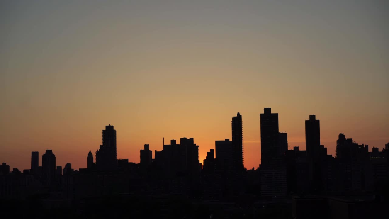 城市的夕阳，摩天大楼的剪影。纽约曼哈顿的城市景观视频素材