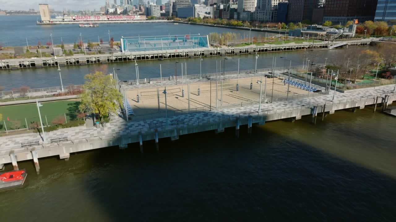 飞越哈德逊河码头上的运动场地。高楼大厦和繁忙的道路在海滨。曼哈顿，美国纽约市视频素材