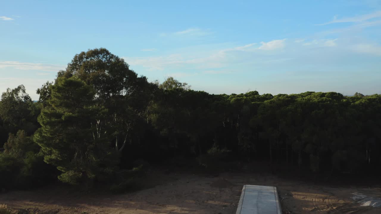 低空飞行在希腊伊奥尼亚海伯罗奔尼撒半岛的凯法斯海滩和湖泊上空视频素材