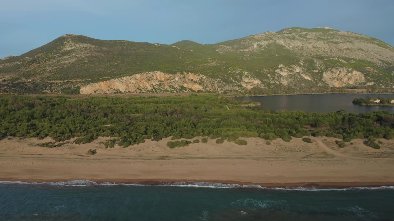 低空飞行在希腊伊奥尼亚海伯罗奔尼撒半岛的凯法斯海滩和湖泊上空视频素材