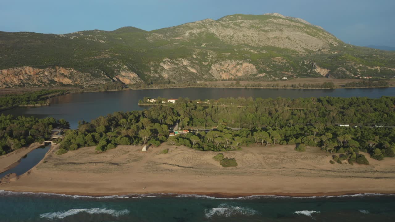 低空飞行在希腊伊奥尼亚海伯罗奔尼撒半岛的凯法斯海滩和湖泊上空视频素材