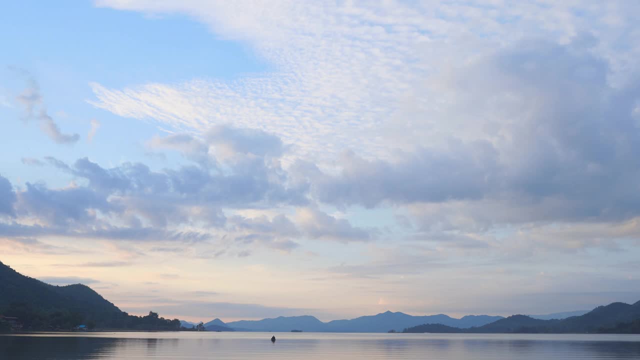 山、湖、天景色秀丽。视频素材