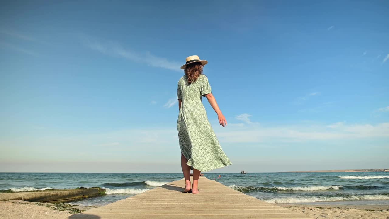 慢镜头中的女人在沙滩上享受大海。考虑海洋。浅棕色头发的女孩视频素材