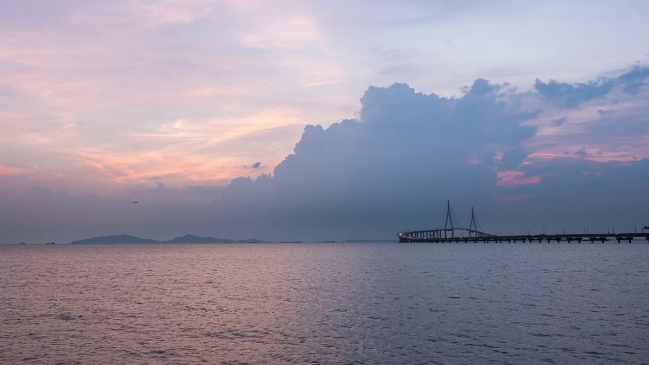 在仁川大桥上行驶的汽车和夕阳中的云朵/韩国仁川视频素材