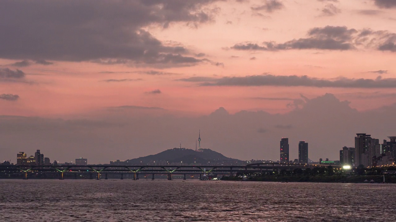 首尔市中心N首尔塔附近的日落和夜景，江边高速公路，清潭大桥和汉江上的永东大桥视频素材