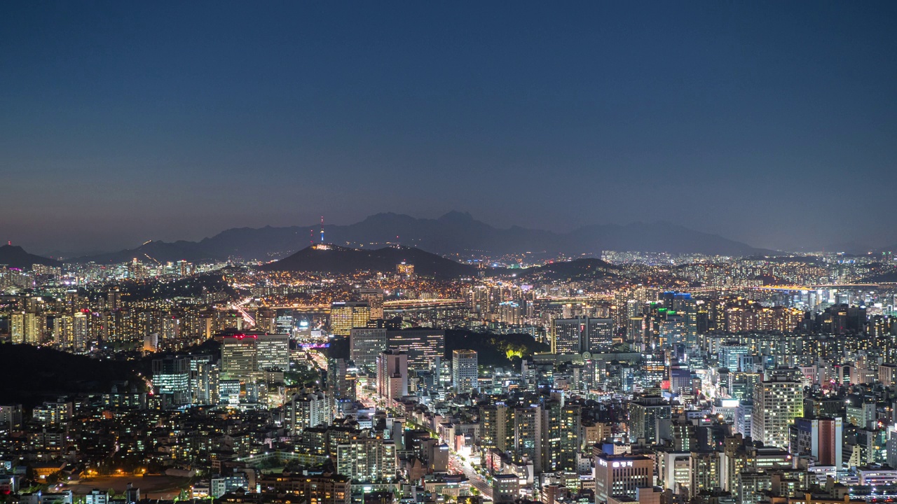 首尔市中心/瑞草区、龙山区的N首尔塔、汉江、盘浦大桥的夜景视频素材