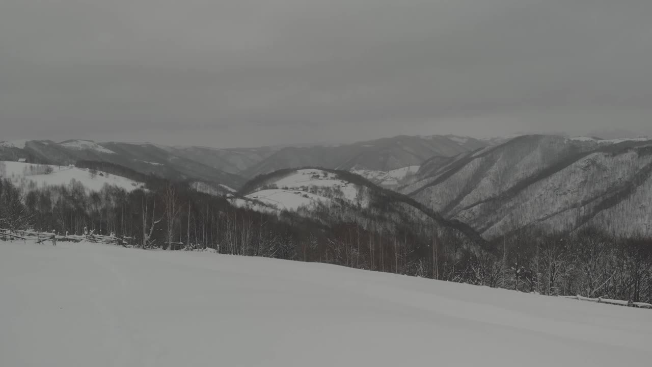 载人飞越山峰，被草甸和落叶林覆盖的山谷和风景如画的村庄是著名的456视频素材