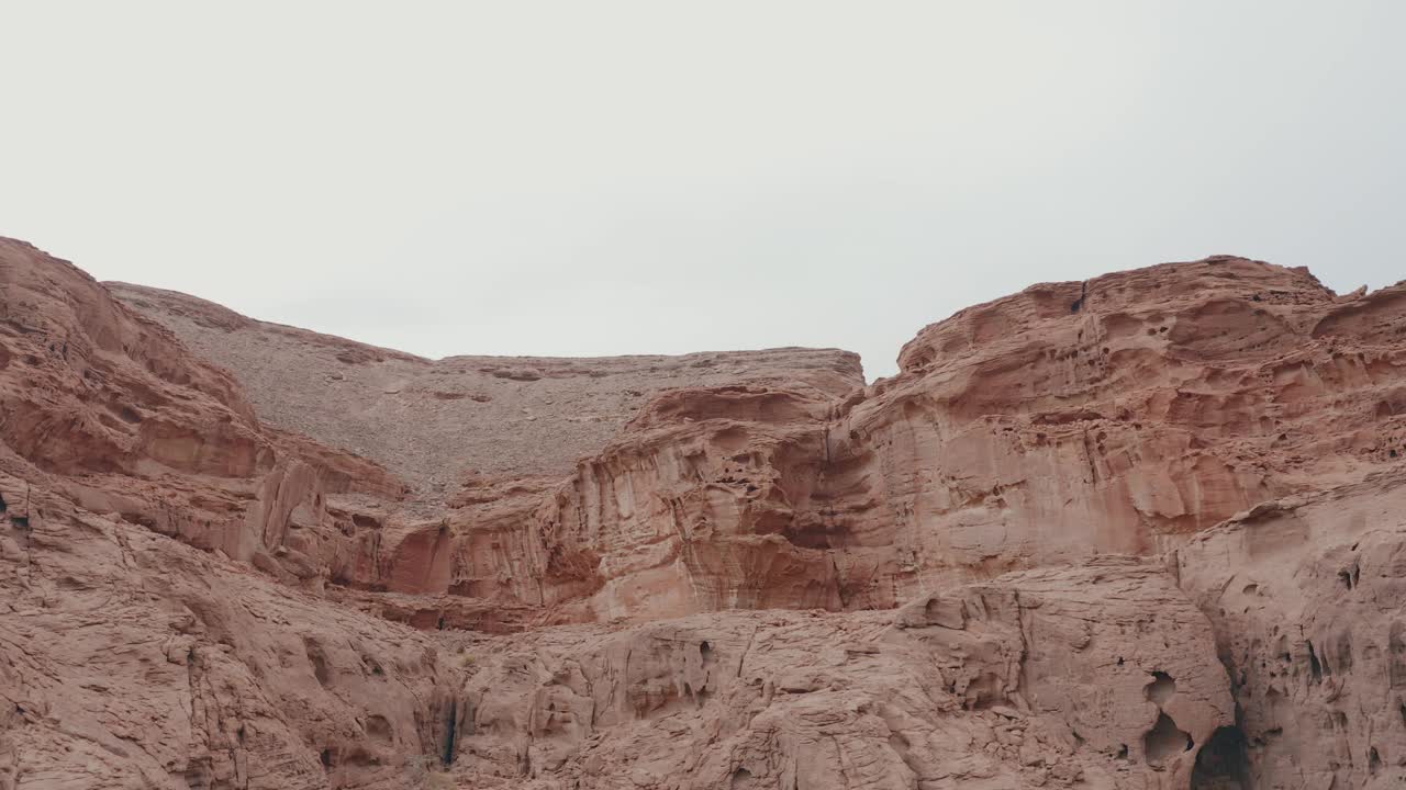 台阶红峡谷，山壁峰，飞鸟环绕视频素材