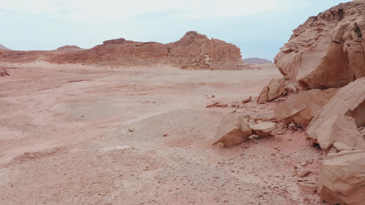 红色的荒芜地带四周环绕着美丽的石山视频素材