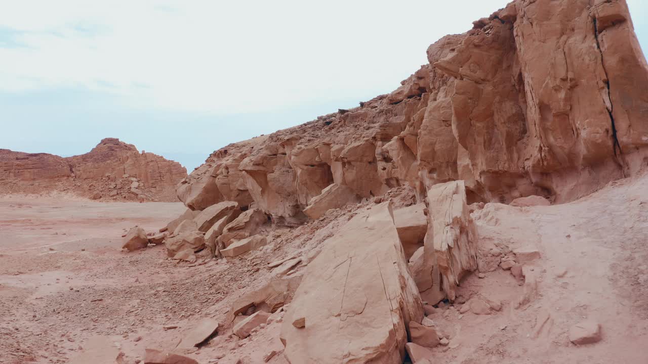 美丽的岩石悬崖在荒芜的红色山谷视频素材